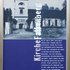 Schwarz-weiße Fotografie einer Dorfkirche mit hohem Turm und Kreuz auf der Spitze, davor ein gepflasterter Weg und Bäume, seitlich Text in vertikaler und horizontaler Ausrichtung sowie ein kleines Porträt einer Person unten