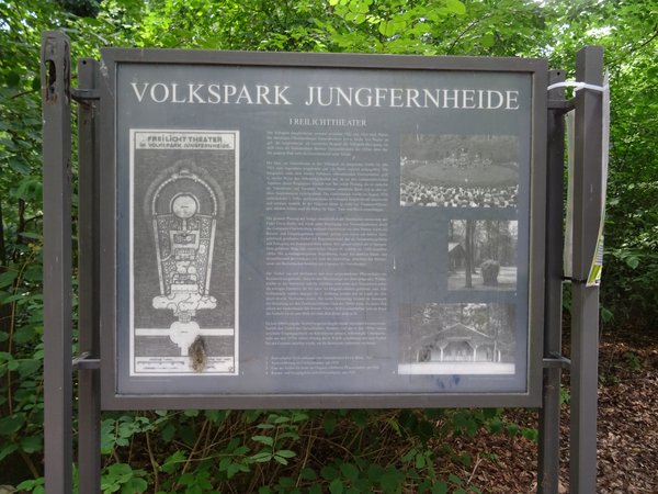 Informationstafel im Volkspark Jungfernheide mit Text und mehreren historischen Schwarz-weiß-Fotos