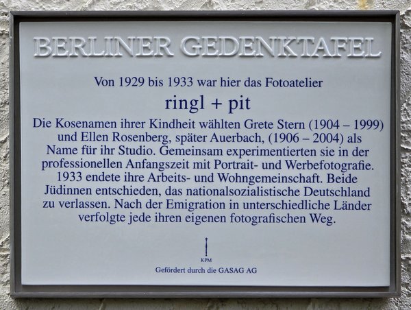 Weiße Porzellantafel mit blauer Schrift für das Atelier ringl + pit